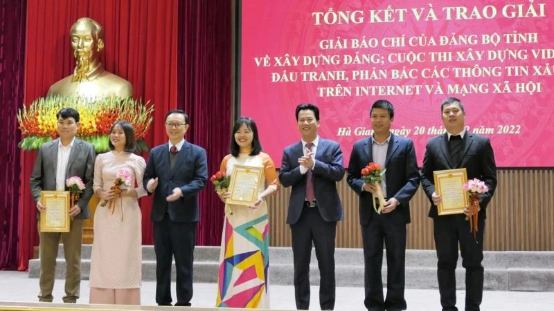 Các đồng chí lãnh đạo tỉnh Hà Giang trao giải nhất giải báo chí viết về xây dựng Đảng cho các tác giả.