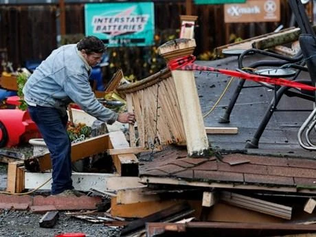 Động đất khiến hàng nghìn hộ gia đình và cơ sở kinh doanh rơi vào cảnh mất điện. (Nguồn: AP)