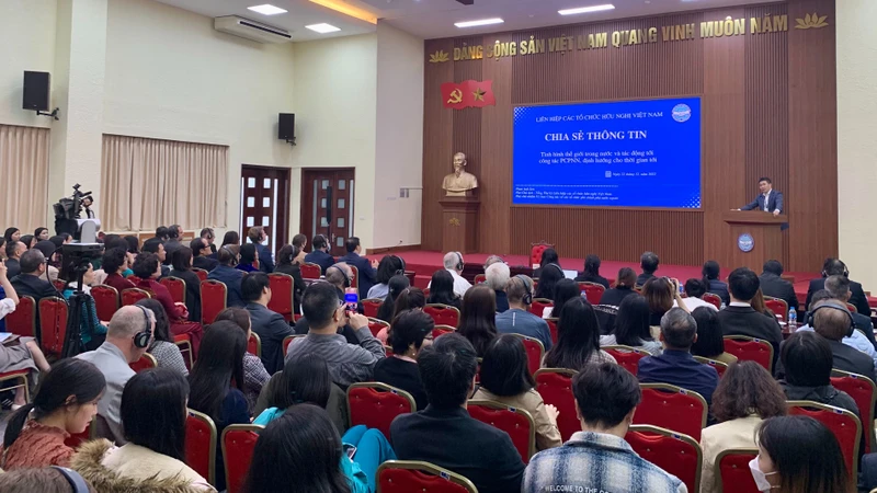 Phó Chủ tịch kiêm Tổng Thư ký Liên hiệp các tổ chức hữu nghị Việt Nam, Phó Chủ nhiệm Ủy ban công tác về các tổ chức phi chính phủ nước ngoài Phan Anh Sơn phát biểu tại Hội nghị.