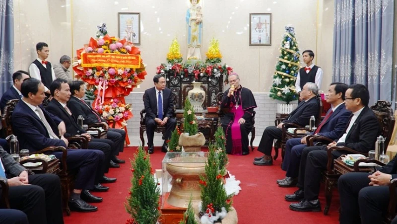 Thay mặt Tổng Giáo phận Huế, Đức Tổng Giám mục Giuse Nguyễn Chí Linh đã bày tỏ sự vui mừng và cảm ơn sự quan tâm của lãnh đạo Đảng, Nhà nước trong mùa Giáng sinh năm nay.