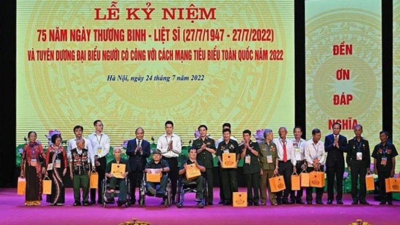 Chủ tịch nước Nguyễn Xuân Phúc; lãnh đạo Đảng, Nhà nước tặng quà đại diện đại biểu người có công với cách mạng tại Lễ kỷ niệm 75 năm Ngày Thương binh-Liệt sĩ và tuyên dương đại biểu người có công với cách mạng tiêu biểu toàn quốc năm 2022, ngày 24/7/2022. (Ảnh: Đăng Khoa)