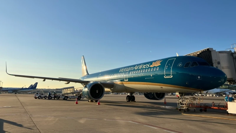 Máy bay Vietnam Airlines tại Nhật Bản đón người lao động có hoàn cảnh khó khăn về quê ăn Tết, trong chương trình “Mang Tết về nhà” năm 2023.