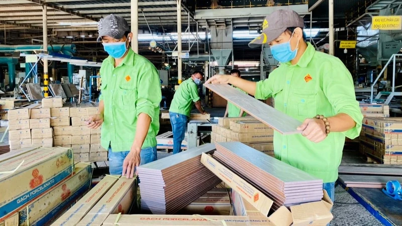 Sản xuất gạch men tại Công ty Trách nhiệm hữu hạn Top Tile (thị xã Phú Mỹ, tỉnh Bà Rịa-Vũng Tàu).