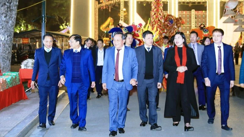 Các đại biểu tham quan không gian đi bộ phố Trần Nhân Tông.