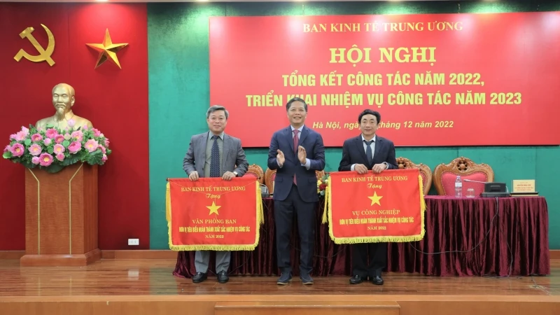 Đồng chí Trần Tuấn Anh trao Bằng khen Thủ tướng Chính phủ tặng các đồng chí thuộc Ban Kinh tế Trung ương đã hoàn thành xuất sắc các nhiệm vụ trong thời gian qua.