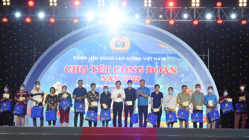 Bí thư Tỉnh ủy Đồng Nai Nguyễn Hồng Lĩnh trao quà Tết cho công nhân lao động.