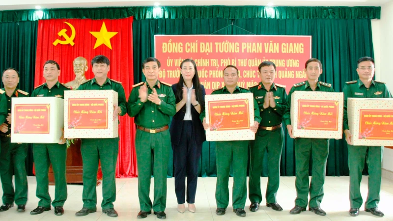 Đại tướng Phan Văn Giang tặng quà Tết cho các đơn vị lực lượng vũ trang đóng trên địa bàn Quảng Ngãi.