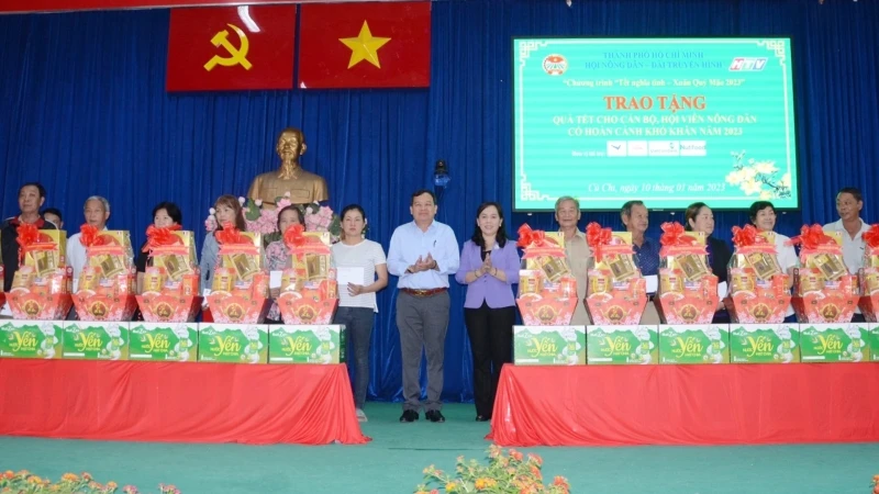 Các hộ nông dân khó khăn tại huyện Củ Chi, Thành phố Hồ Chí Minh nhận quà Tết.