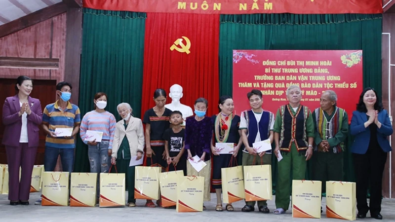 Đồng chí Bùi Thị Minh Hoài trao quà Tết tặng đồng bào dân tộc thiểu số ở huyện Hiệp Đức.