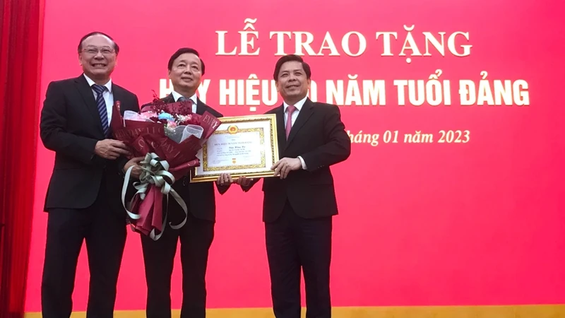 Đồng chí Nguyễn Văn Thể (bên phải), Bí thư Đảng ủy Khối các cơ quan Trung ương trao Huy hiệu 30 năm tuổi Đảng cho Phó Thủ tướng Chính phủ Trần Hồng Hà.