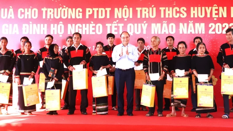 Chủ tịch nước Nguyễn Xuân Phúc tặng quà Tết Nguyên đán Quý Mão 2023 cho các hộ đồng bào dân tộc thiểu số có hoàn cảnh khó khăn trên địa bàn huyện Krông Búk.