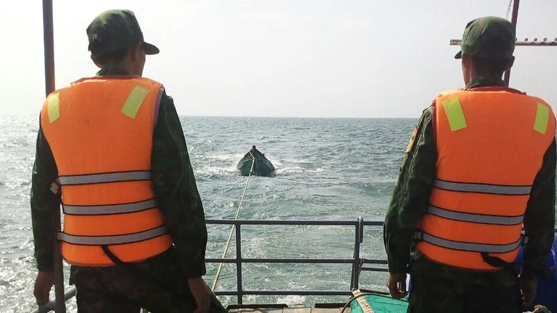 Cán bộ, chiến sĩ Biên phòng Hải đội 2, Bộ đội Biên phòng tỉnh Kiên Giang lai dắt tàu bị nạn về xã Tiên Hải. (Ảnh: Biên phòng cung cấp)