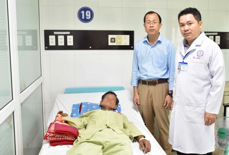 Bác sĩ CKII Lâm Ngọc Phước và Bác sĩ CKI Ngô Hoàng Hơn thăm bệnh nhân.