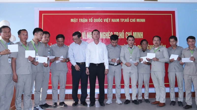 Trao quà hỗ trợ giáo viên Trường song ngữ Lào-Việt Nam Nguyễn Du. (Ảnh: Hải Tiến)
