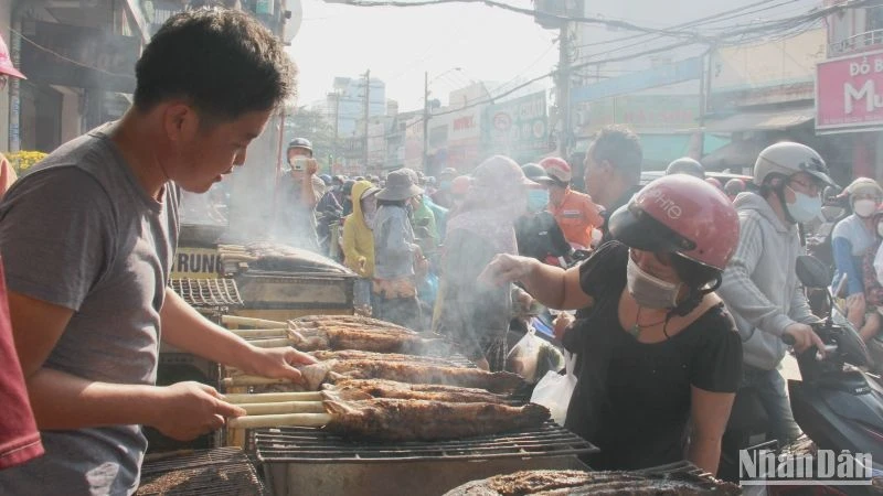 Từ sáng sớm, trên đường Tân kỳ-Tân Quý (quận Tân Bình) đã có khá đông người dân đến đây mua cá lóc nướng về cúng nhân ngày vía Thần Tài.