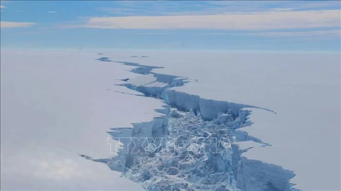 Vết nứt tại thềm băng Larsen C ở Nam Cực. (Ảnh: AFP/TTXVN)