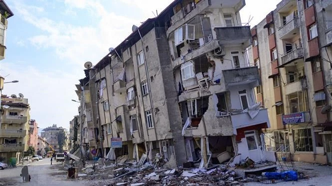 Tòa nhà bị phá hủy sau trận động đất tại Hatay, Thổ Nhĩ Kỳ, ngày 11/2/2023. (Ảnh: AFP/ TTXVN)