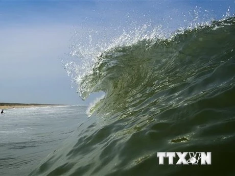 Sóng lớn ở vùng biển ngoài khơi Lege-Cap-Ferret, miền Tây Nam Pháp. (Ảnh: AFP/TTXVN)