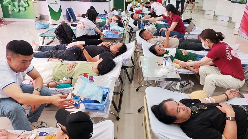 Đông đảo người dân trên địa bàn thành phố Kon Tum đến hiến máu.