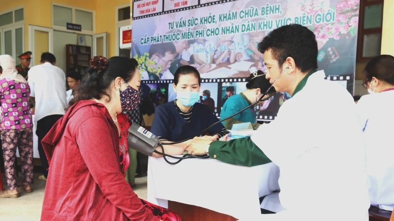 Cán bộ quân y Bộ đội Biên phòng tỉnh Đắk Lắk khám bệnh, tư vấn sức khỏe cho người dân biên giới xã Ia R’vê, huyện Ea Súp.