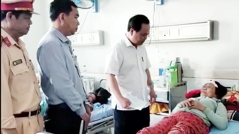Lãnh đạo tỉnh Quảng Nam thăm hỏi nạn nhân bị thương đang điều trị tại Bệnh viện đa khoa Trung ương Quảng Nam.