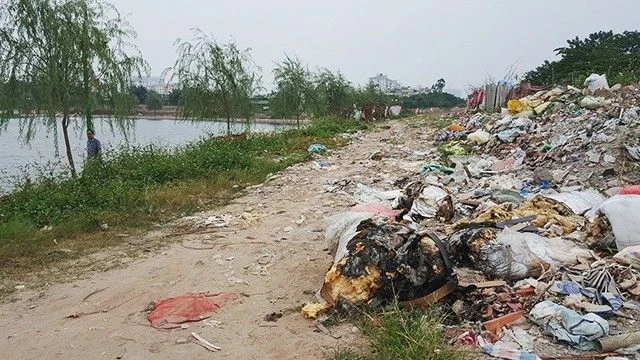 Nạn đổ trộm rác thải diễn ra ở nhiều nơi. (Ảnh: Báo Nhân Dân)