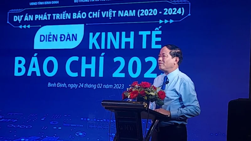 Đồng chí Phạm Anh Tuấn, Chủ tịch UBND tỉnh Bình Định trình bày tham luận tại Diễn đàn Kinh tế báo chí năm 2023. 