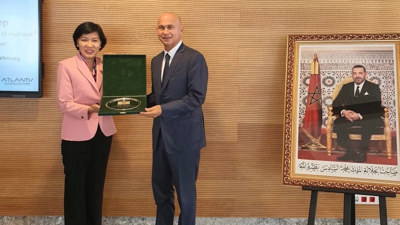 Đại sứ Đặng Thị Thu Hà thay mặt Ủy ban ASEAN tại Rabat tặng kỷ niệm chương cho các cơ quan đồng tổ chức hội thảo.