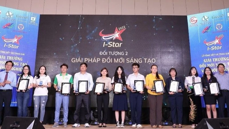 Tôn vinh tốp 10 và trao giải thưởng I-Star 2022 cho nhóm đối tượng 2 (các giải pháp đổi mới sáng tạo).