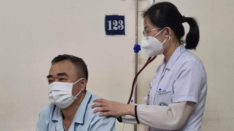Thăm khám cho bệnh nhân ung thư phổi tại Trung tâm Y học hạt nhân và Ung bướu (Bệnh viện Bạch Mai).