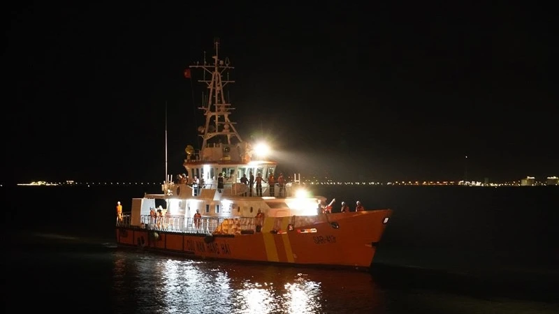 Tàu cứu nạn SR413 tham gia tìm kiếm cứu nạn 2 thuyền viên trên tàu Tuấn Tú 09 bị chìm tại vùng biển Phú Quý.