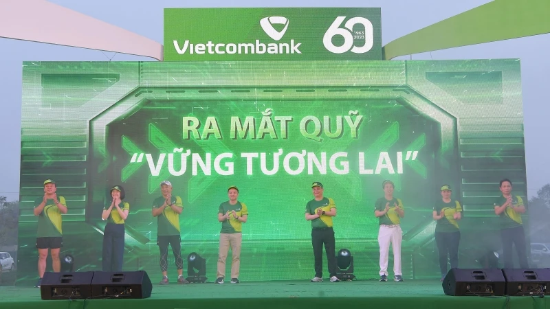 Các thành viên Ban lãnh đạo Vietcombank thực hiện nghi thức ra mắt Quỹ “Vững tương lai”.