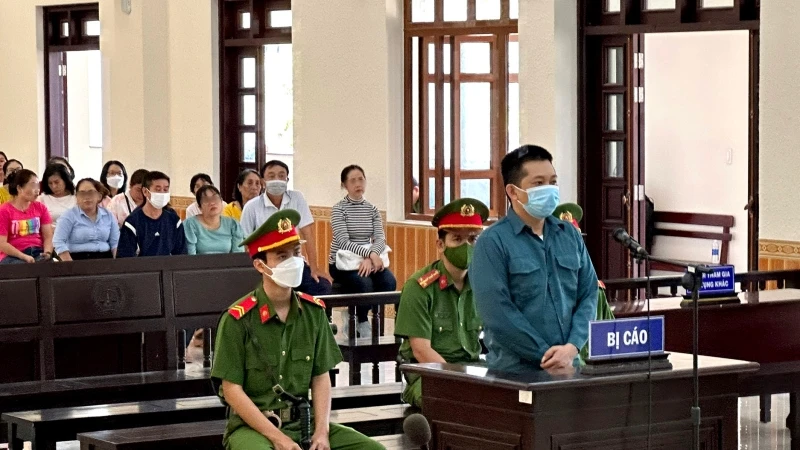 Bị cáo Nguyễn Quang Bình tại phiên tòa xét xử.