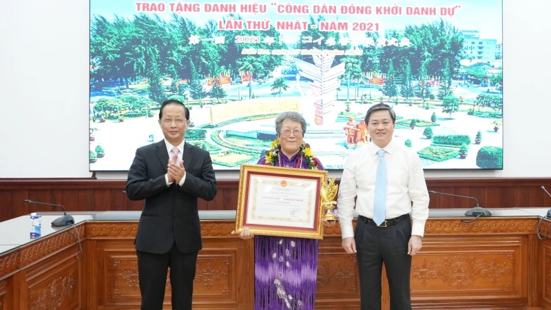 Lãnh đạo tỉnh Bến Tre trao tặng danh hiệu “Công dân Đồng Khởi danh dự” cho bà Akemi Bando.