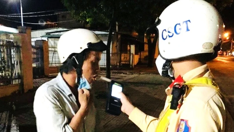 Lực lượng cảnh sát giao thông Công an tỉnh Đắk Lắk kiểm tra, xử lý các trường hợp vi phạm nồng độ cồn.