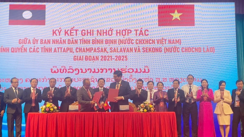 Lãnh đạo tỉnh Bình Định và 4 tỉnh nam Lào ký kết hợp tác giai đoạn 2021-2025.