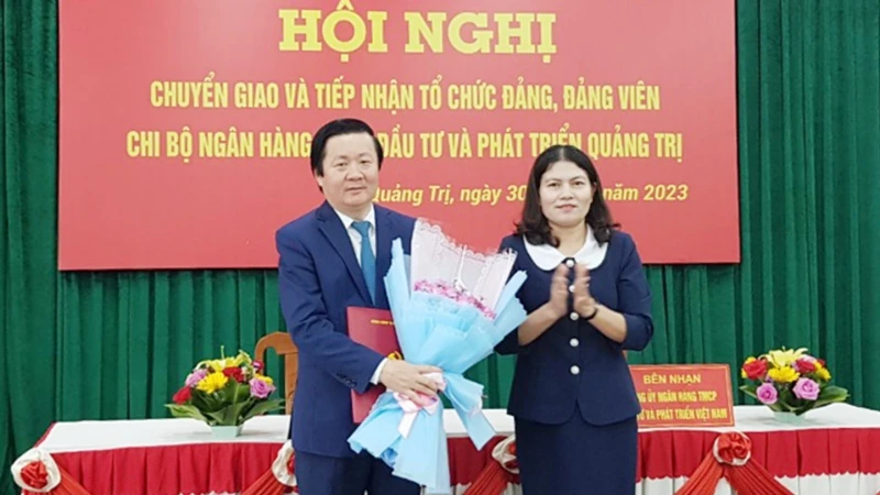 Trưởng Ban Nội chính Tỉnh ủy Quảng Trị Ly Kiều Vân trao quyết định của Tỉnh ủy về việc chuyển giao tổ chức đảng và đảng viên cho Đảng ủy BIDV Việt Nam.