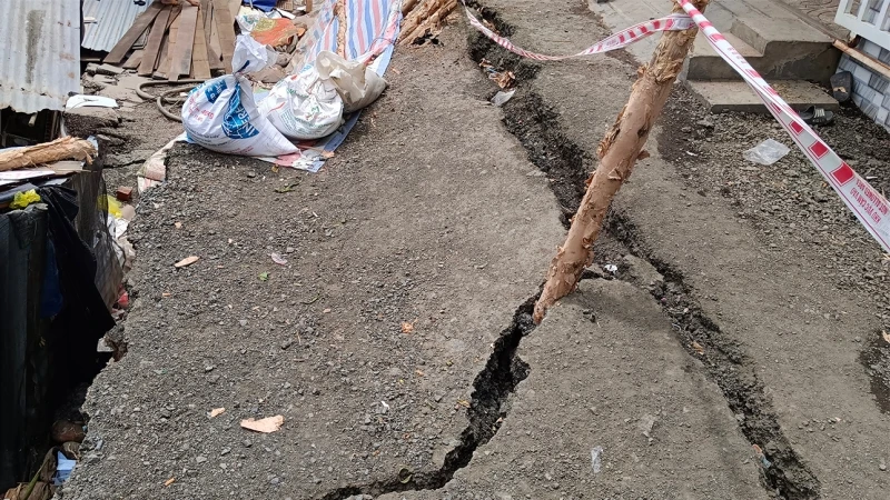 Các vết nứt xuất hiện tại khu vực nhà bà Lê Thị Sáu khiến các hộ lân cận lo lắng.
