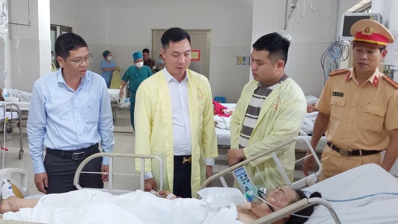 Đoàn công tác Ủy ban An toàn giao thông Quốc gia thăm hỏi nạn nhân vụ tai nạn tại Phú Yên.