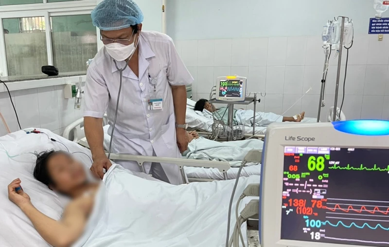 Bác sĩ Bệnh viện đa khoa khu vực miền núi phía bắc Quảng Nam chăm sóc bệnh nhân bị ngộ độc thực phẩm.