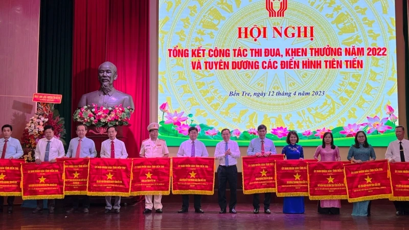 Chủ tịch Ủy ban nhân dân tỉnh Bến Tre Trần Ngọc Tam trao Cờ thi đua của UBND tỉnh cho các tập thể có thành tích xuất sắc.
