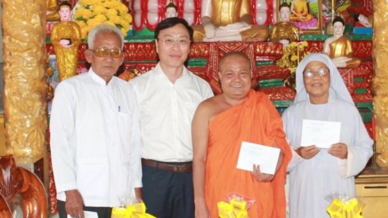 Bí thư Thành ủy Bạc Liêu Huỳnh Hữu Trí thăm, tặng quà một số hộ Khmer tiêu biểu của địa phương.