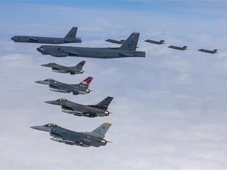 Cuộc tập trận không quân chung Mỹ-Hàn với sự tham gia của máy bay chiến đấu tàng hình F-35A, máy bay ném bom chiến lược B-52H của Mỹ và máy bay tiêm kích F-16 của Hàn Quốc, trên Bán đảo Triều Tiên ngày 14/4/2023. (Ảnh: Yonhap/TTXVN)
