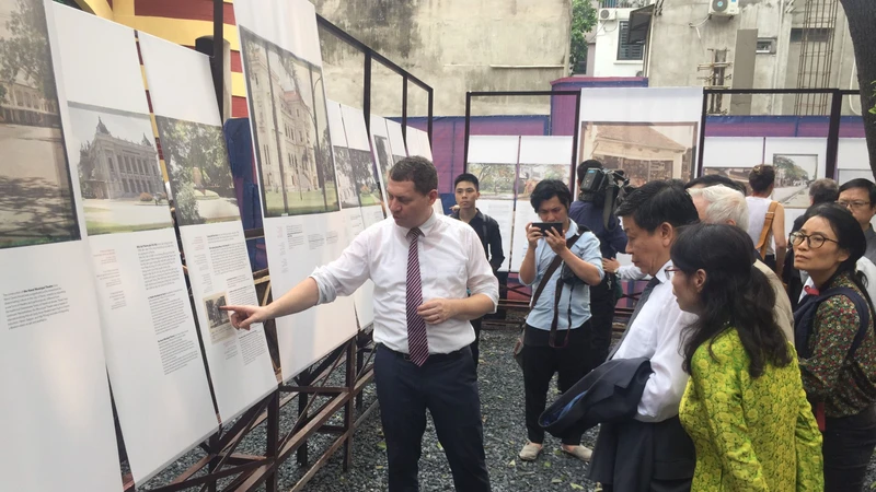 Các đại biểu tìm hiểu về sự phát triển của đô thị Hà Nội cách đây hơn 1 thế kỷ qua những bức ảnh màu.