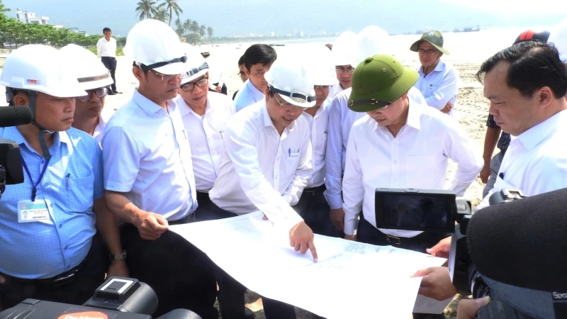Đồng chí Nguyễn Văn Quảng và Đoàn công tác nghe báo cáo tiến độ thi công và những vướng mắc của dự án thu gom nước thải.