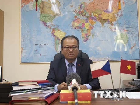 Đại sứ Việt Nam tại Cộng hòa Séc Thái Xuân Dũng trả lời phỏng vấn phóng viên TTXVN. (Ảnh: Ngọc Biên/TTXVN)