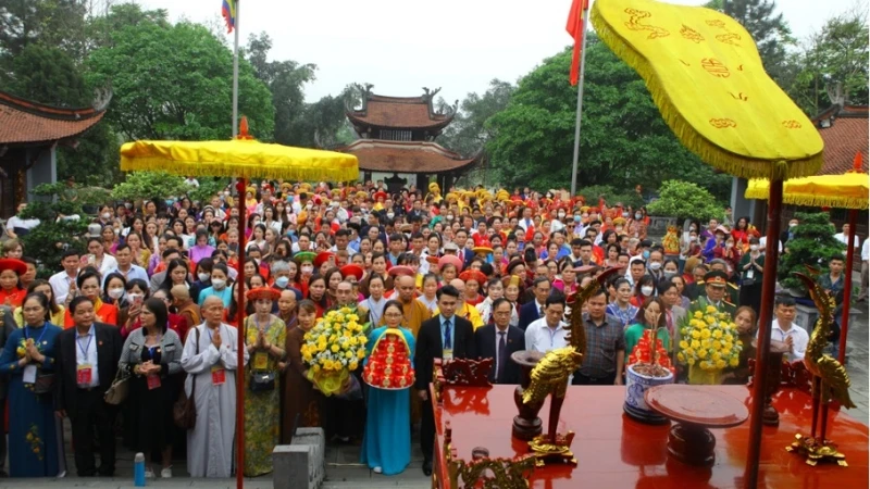 Phó Viện trưởng Lạc Văn Tú cùng các đại biểu dâng hương tưởng niệm tại khu di tích lịch sử Đền Hùng.