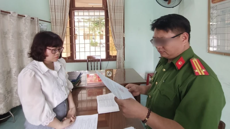 Phòng Cảnh sát kinh tế tống đạt Quyết định đối với bị can Nguyễn Thị Dung. (Ảnh: Công an tỉnh Quảng Ngãi cung cấp)