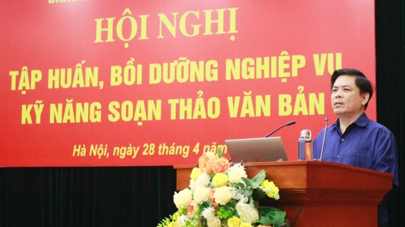 Đồng chí Nguyễn Văn Thể, Ủy viên Trung ương Đảng, Bí thư Đảng ủy Khối phát biểu ý kiến chỉ đạo Hội nghị.