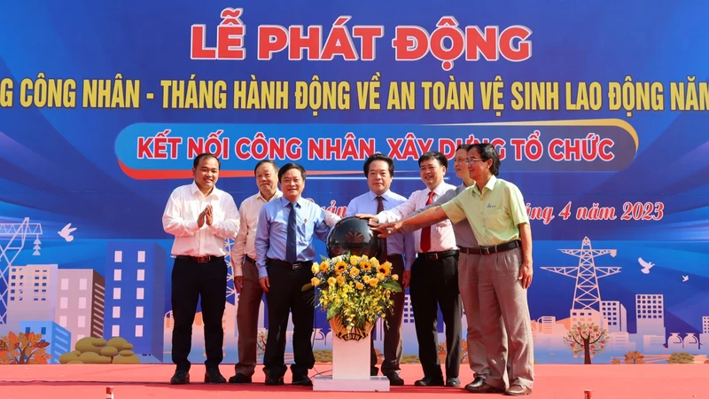 Lãnh đạo tỉnh Quảng Ngãi, Liên đoàn Lao động tỉnh và đại diện công đoàn cơ sở thực hiện nghi thức Phát động Tháng Công nhân năm 2023.